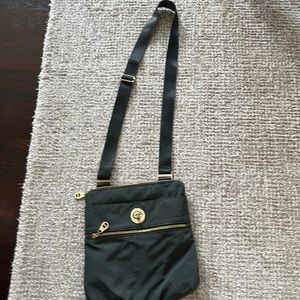 Baggallini Grey crossbody w/gold hardware